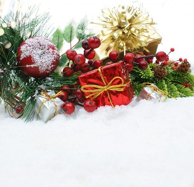 Regalos de navidad y objetos decorativos enclavado en la nieve