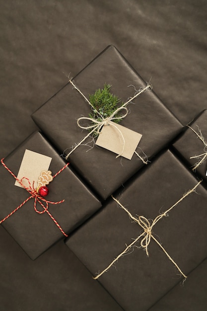 Regalos de Navidad con papel envuelto negro