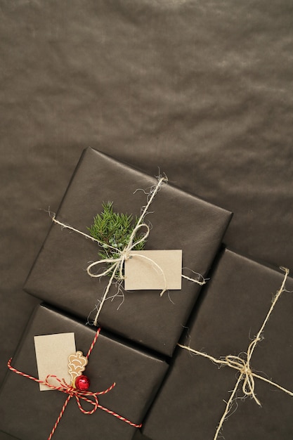 Regalos de navidad con papel envuelto negro