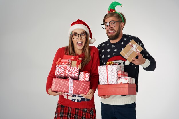 Regalos de Navidad pesados en manos de la pareja