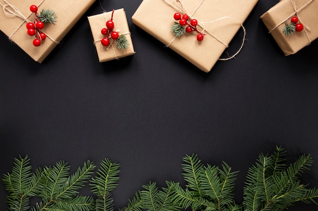 Regalos de Navidad y ramas de pino con espacio de copia