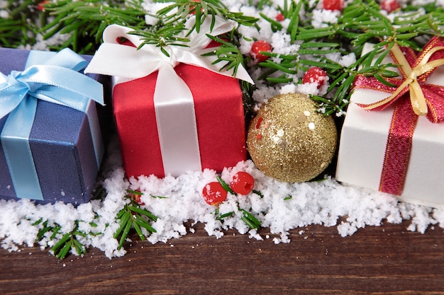 Regalos de navidad en tabla de madera