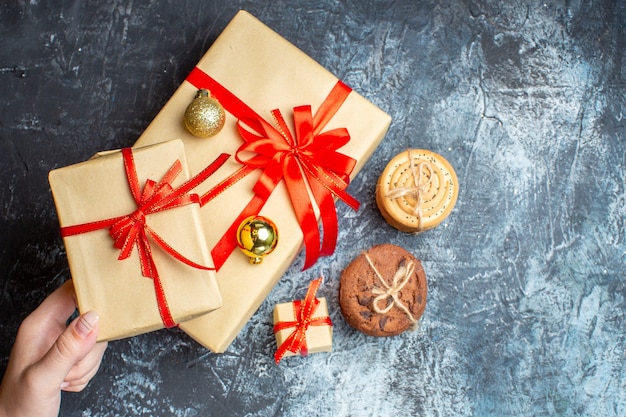 Foto gratuita regalos de navidad de vista superior con galletas en el fondo claro-oscuro