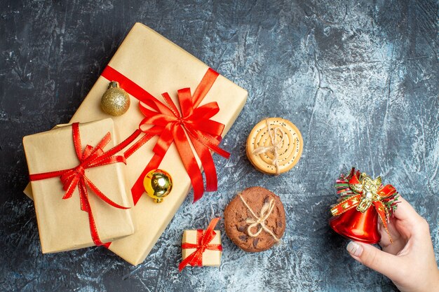 Regalos de Navidad de vista superior con galletas en el fondo claro-oscuro