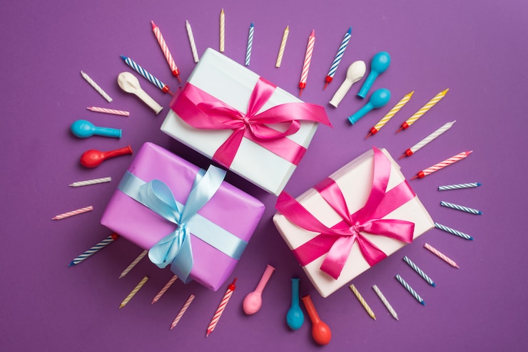 Foto gratuito regalos rodeados de velas y globos