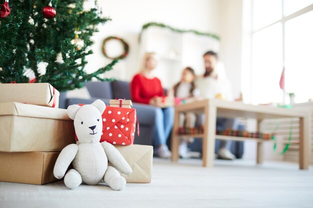 Regalos de Santa, osito de peluche, familia borrosa