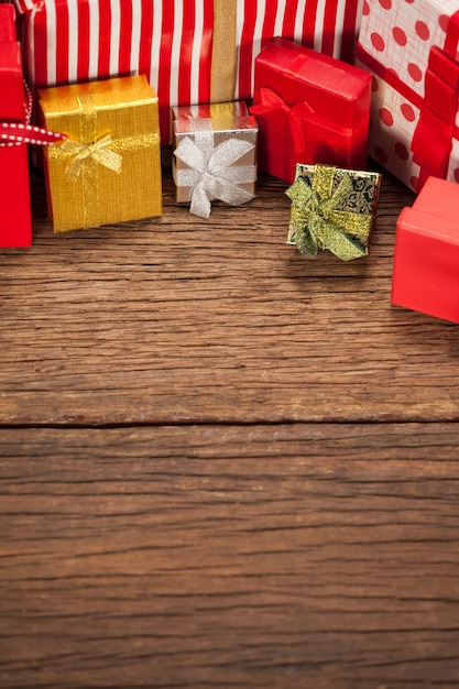 Regalos sobre una mesa de madera