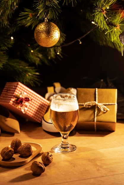 Foto gratuita regalos y vaso de cerveza de navidad