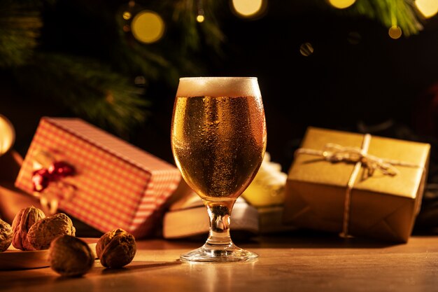 Regalos y vaso de cerveza de Navidad