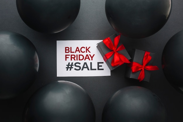 Foto gratuita regalos de viernes negro rodeados de globos negros