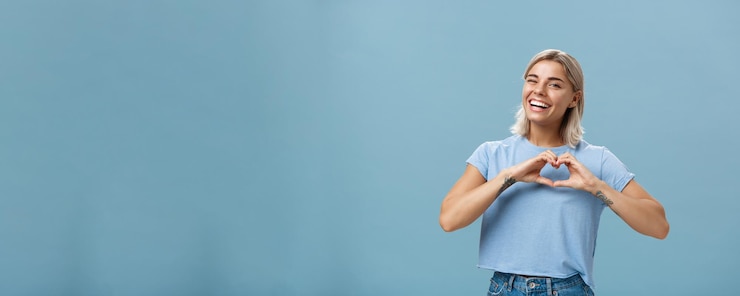 Foto gratuito la relación de amor y las emociones concepto alegre encantador chica femenina con cabello blanco en camiseta de moda