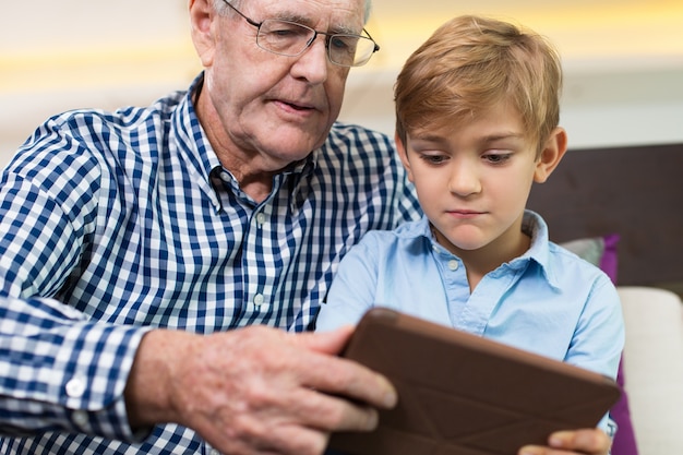 Foto gratuita relación anciano abuelo juego adminículo