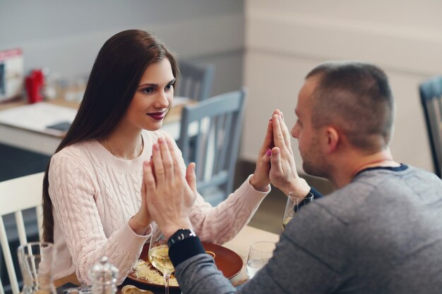 Relación. Encantadora pareja en café