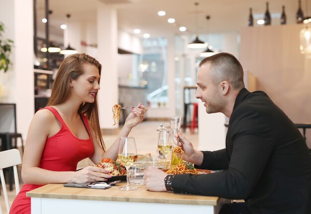 Relación. Encantadora pareja en café