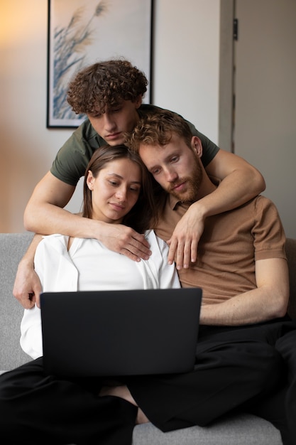 Relación de poliamor de personas de tiro medio.