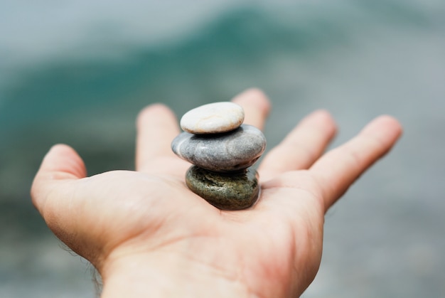 Relajación con piedras sobre la mano