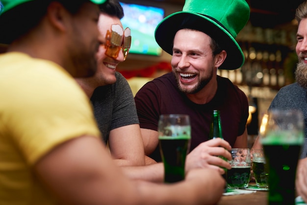 Relajación con unos vasos de cerveza en el pub.