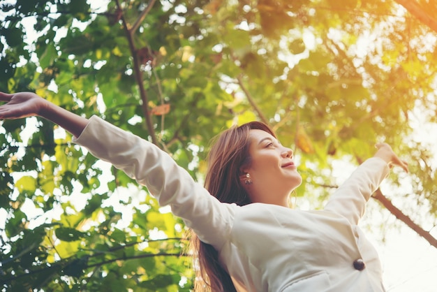 Foto gratuita relajado al aire libre traje de negocios relajante