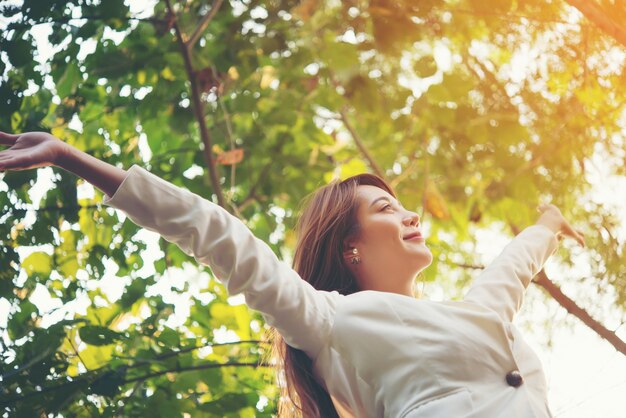 Relajado al aire libre traje de negocios relajante