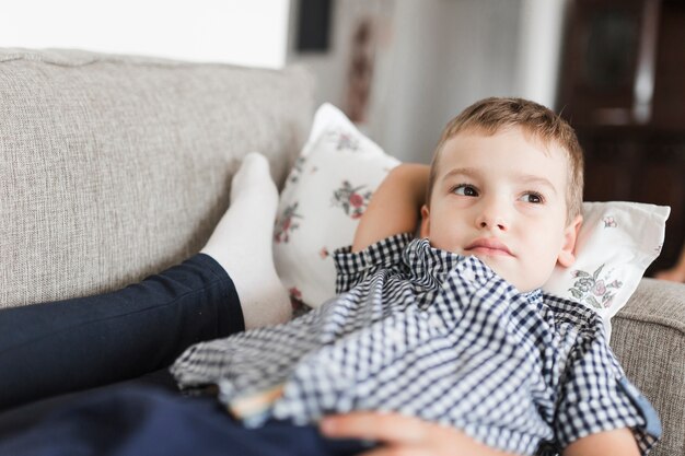 Relajado, niño, acostado, en, sofá