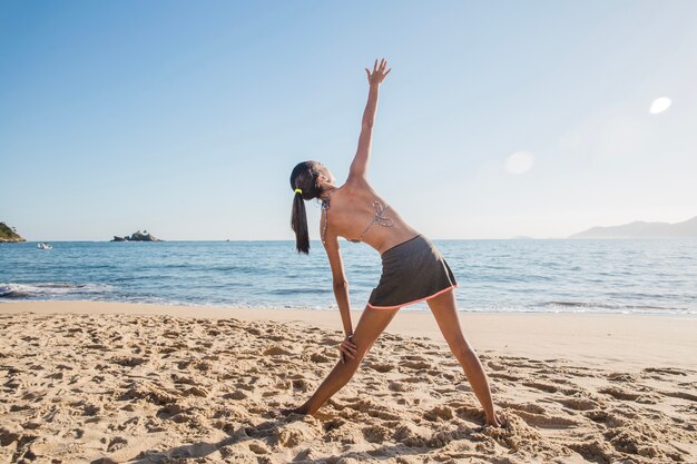 Relajándose y entrenando en la playa