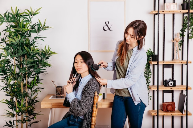 Relajantes chicas jóvenes que preparan en la habitación