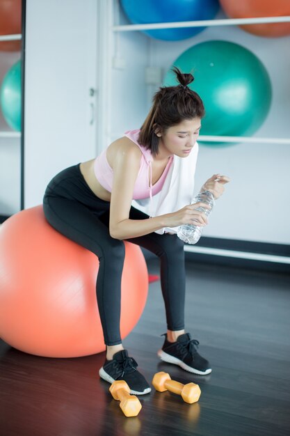 Relajarse después de entrenar en el gimnasio.