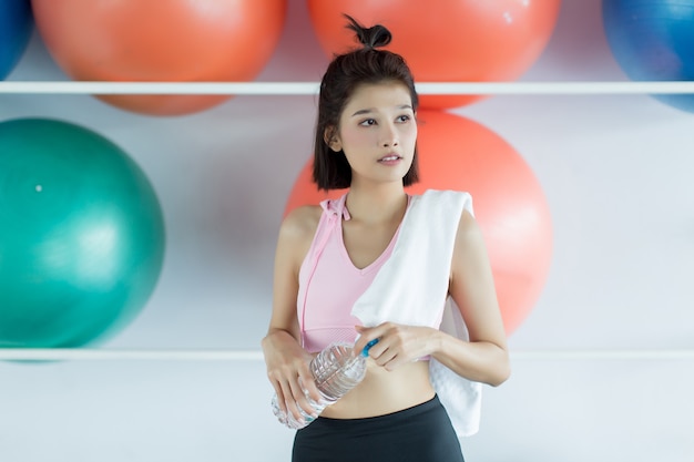 Relajarse después de entrenar en el gimnasio.