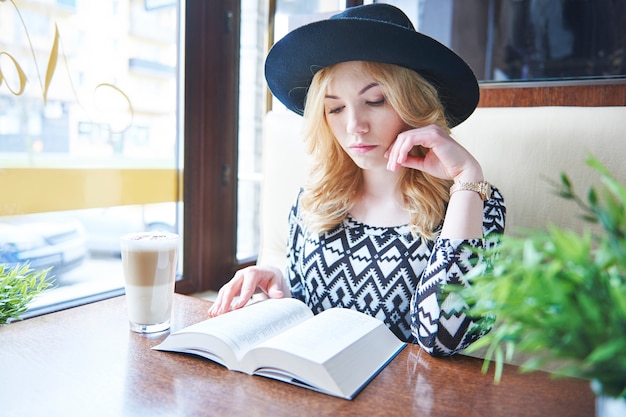 Relajarse con un libro y un café con leche