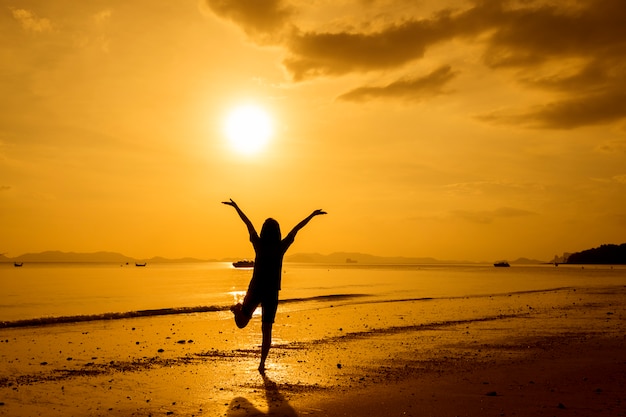 Foto gratuita relajarse mujer mirando el mar en la playa