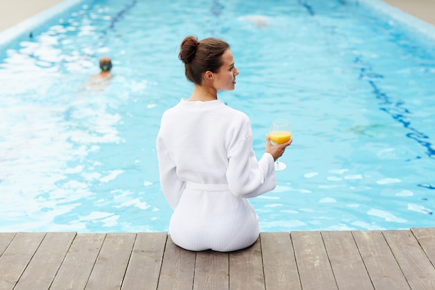 Relajarse en la piscina