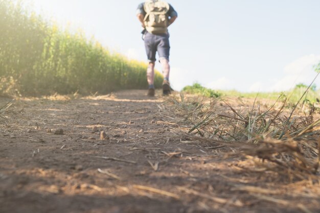 Relájese aventura y estilo de vida caminando concepto de idea de viaje.