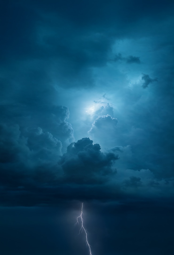Foto gratuito los relámpagos golpean en un cielo oscuro y tormentoso