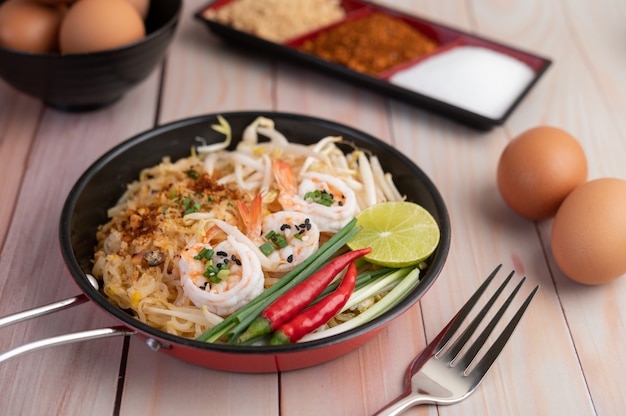 Rellene los camarones frescos tailandeses en una cacerola.