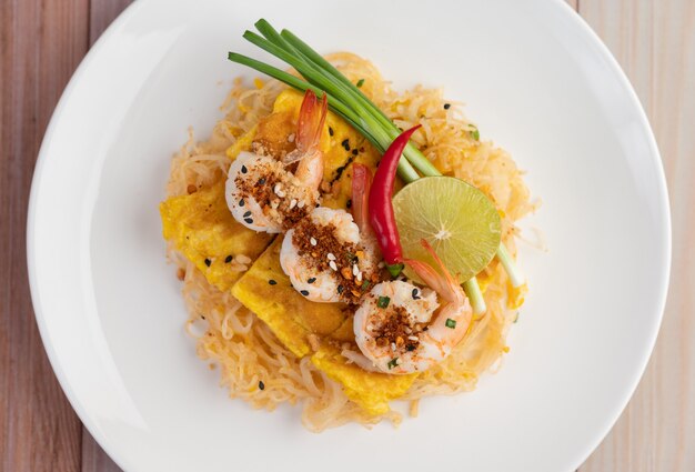 Rellene los camarones frescos tailandeses en una placa blanca.