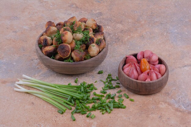 Rellenos de khinkal frito con hierbas y marinados.