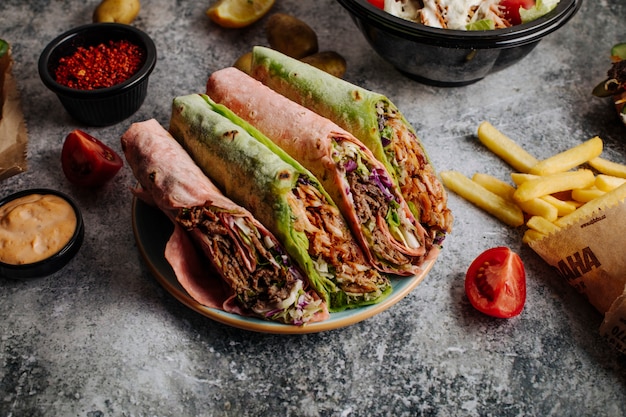 Rellenos de shaurma árabe dentro de lavash.