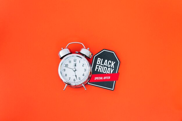 Reloj al lado de etiqueta de black friday