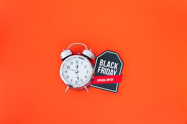 Reloj al lado de etiqueta de black friday