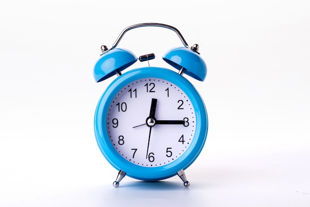 Reloj de alarma azul sobre fondo blanco