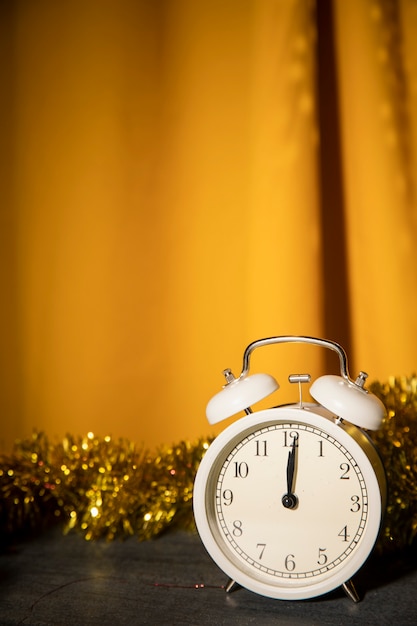 Reloj de ángulo alto en el calendario de la mesa de año nuevo