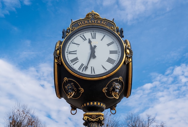 Reloj antiguo de la calle en Bucarest