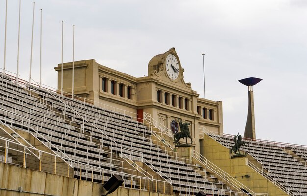 Reloj con arco en el interior del Estadi Olimpic de Montjuic, sede de los Juegos Olímpicos de Verano de 1992.