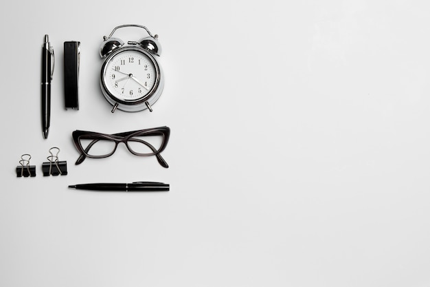 reloj, bolígrafo y gafas en blanco