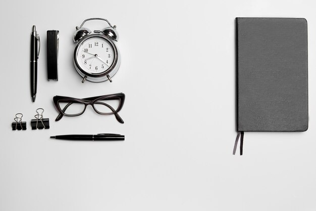 El reloj, el bolígrafo y las gafas en el espacio en blanco