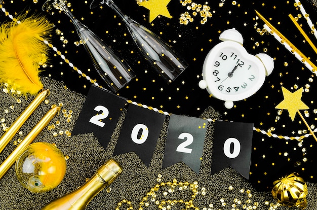 Reloj de celebración de año nuevo 2020 y guirnalda