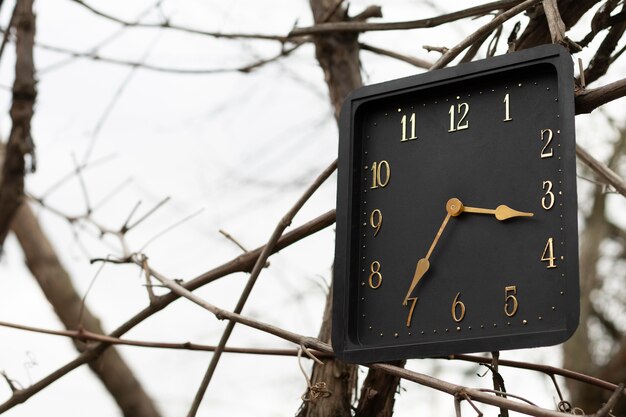 Reloj cuadrado al aire libre bodegón