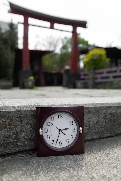 Reloj cuadrado al aire libre bodegón