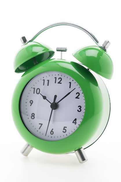 Reloj despertador de color verde con el fondo blanco