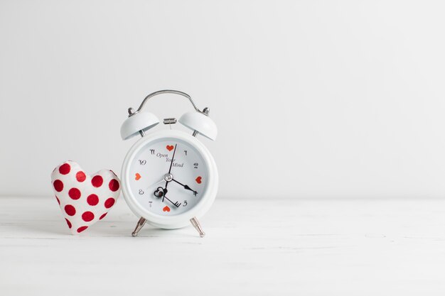 Reloj despertador vintage con juguete en forma de corazón.